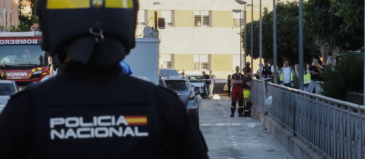 Agentes de la Policía Nacional mantienen un amplio operativo en Brenes por un hombre atrincherado en una casa