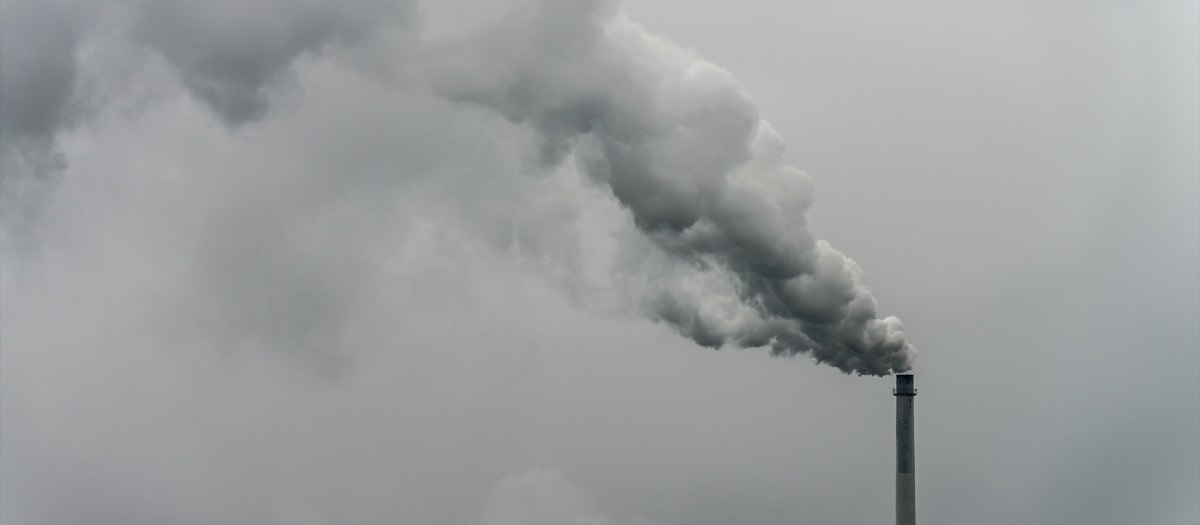 Humo saliendo de una chimenea de una fábrica en Alemania