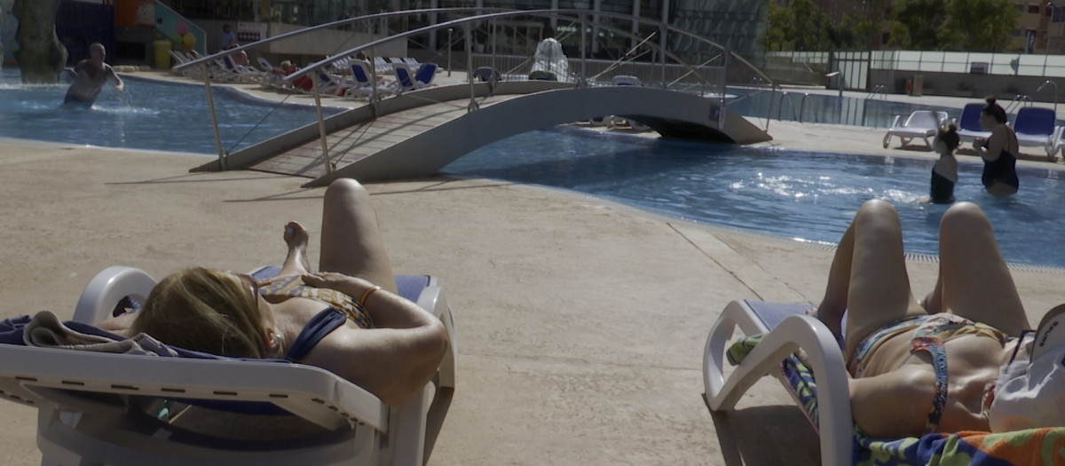 Imagen de archivo de turistas tomando el sol en un hotel de Benidorm (Alicante)
