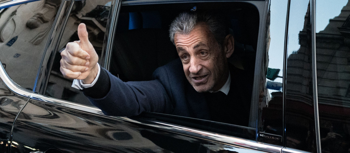 El expresidente Nicolás Sarkozy durante su traslado a prisión