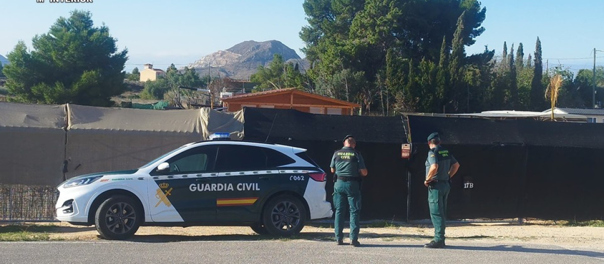 Agentes de la Guardia Civil durante la investigación de la trama 'Urbanitas'