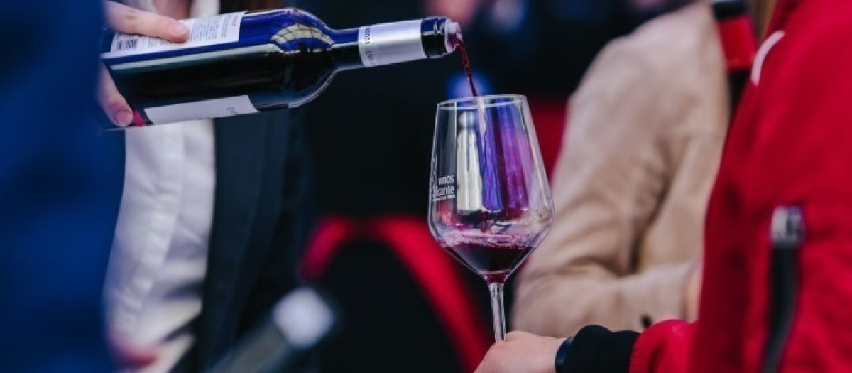 Imagen de archivo de una cata de vinos DOP Alicante