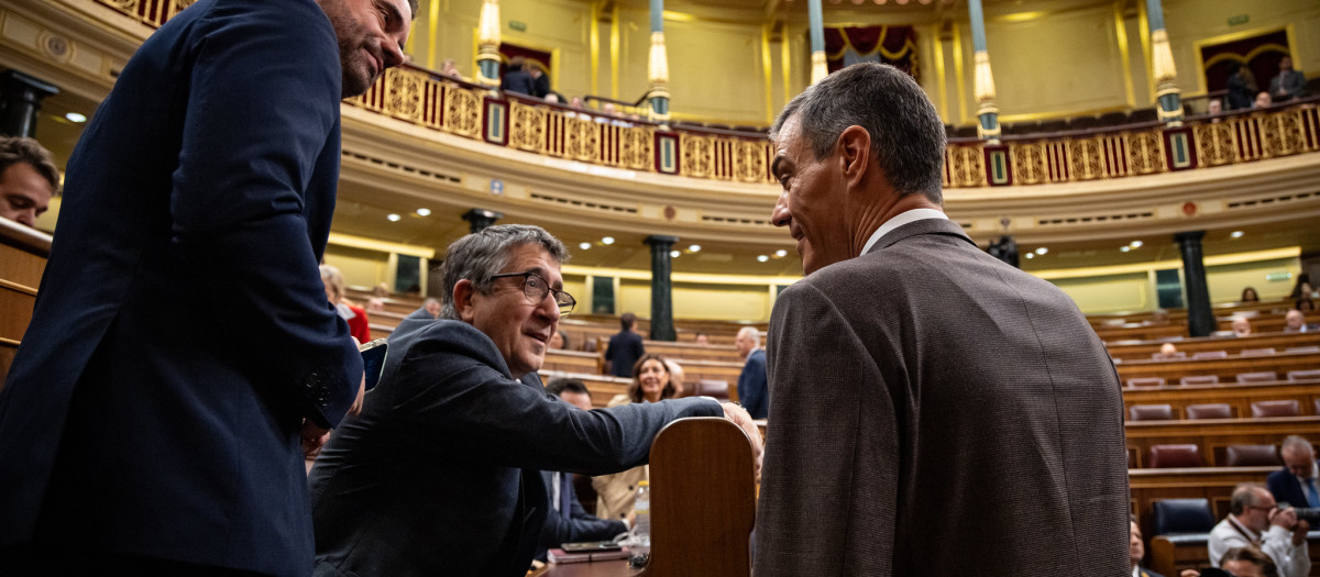 Pedro Sánchez junto a Patxi López, este miércoles en el Congreso