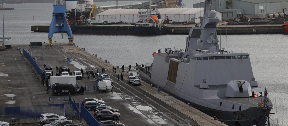 La Policía Nacional, en colaboración con autoridades francesas, ha incautado más de 1.500 kilos de cocaína en un barco francés que se encuentra atracado en el muelle de Calvo Sotelo, en A Coruña. En la imagen, traslado de los detenidos a los furgones policiales. EFE/Cabalar