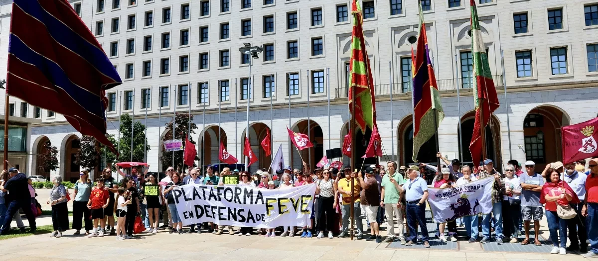 La Plataforma en Defensa de Feve de León concentrada frente al Ministerio de Transportes, en una imagen de archivo
ICAL