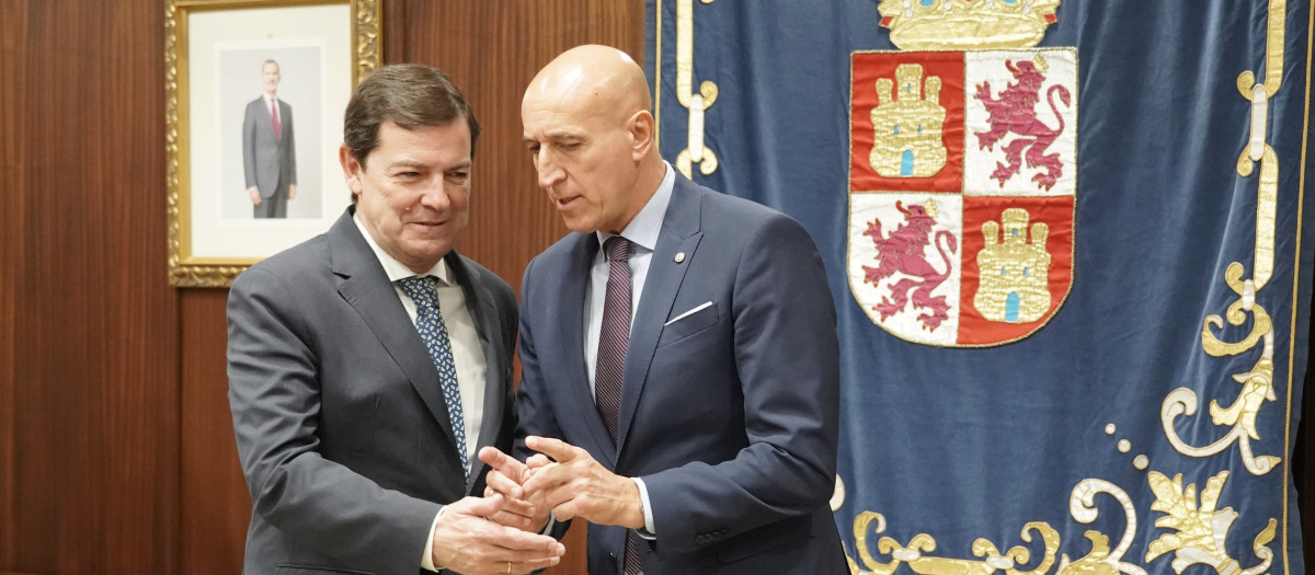 El presidente de la Junta de Castilla y León, Alfonso Fernández Mañueco, mantiene un encuentro con el alcalde de León, José Antonio Díez Díaz.