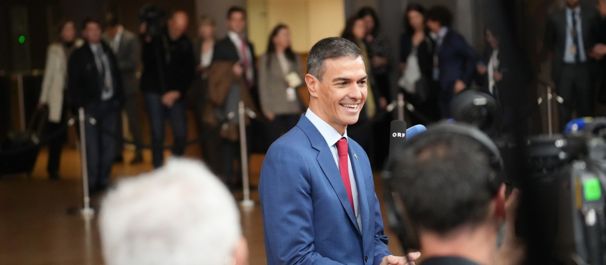 (Foto de ARCHIVO)
El presidente del Gobierno, Pedro Sánchez, atiende a los medios a su llegada a la reunión del Consejo Europeo, a 23 de octubre de 2025, en Bruselas (Bélgica). El Consejo Europeo tratará hoy principalmente la situación en Ucrania y contará con la presencia del presidente Zelenski. Además se pondrá el foco en la situación en Oriente Medio y la migración. Sánchez planteará también el tema de la vivienda y pedirá a la UE financiación y medidas para frenar la especulación.

Ana López García / Europa Press
23 OCTUBRE 2025
22/10/2025