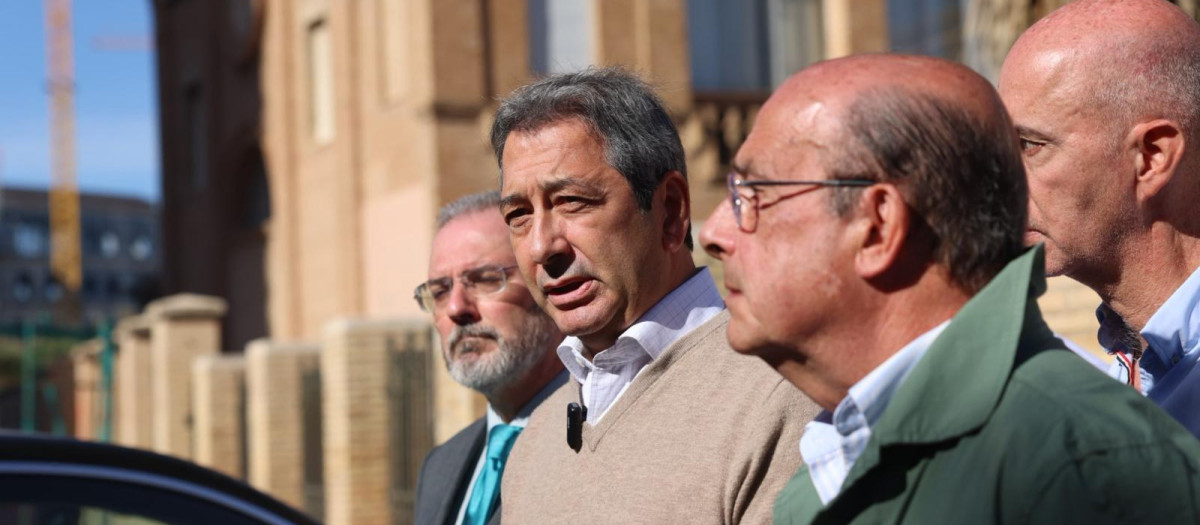 El presidente de Vox en Valencia, Vicente Barrera, frente al centro de menos inmigrantes de la Malvarrosa