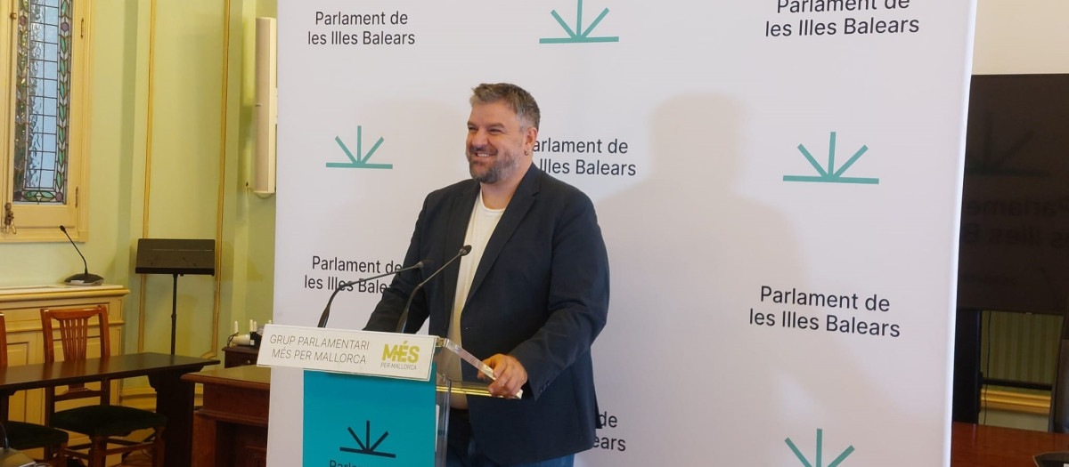 El portavoz de MÉS per Mallorca en el Parlament, Lluís Apesteguia, comparece en rueda de prensa