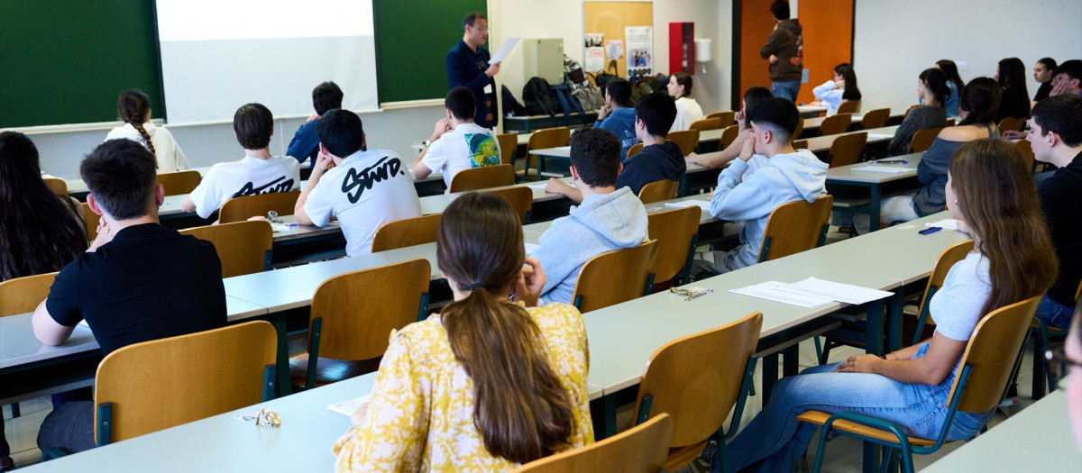 Profesor dando clases en la Universidad