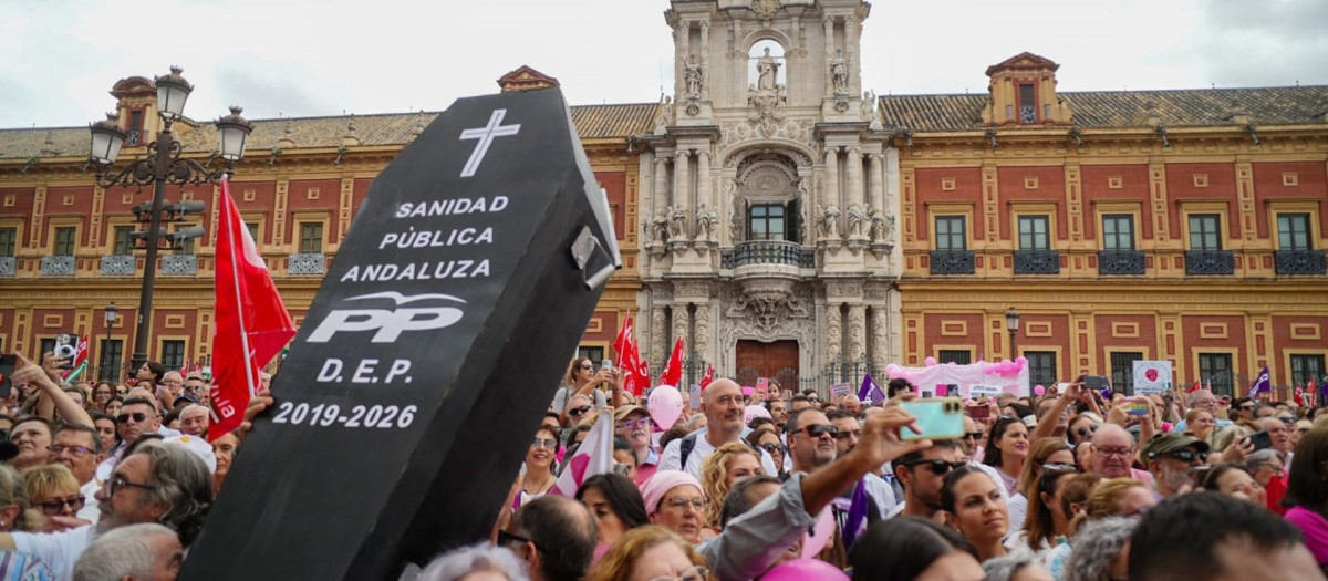 Concentración a las puertas del Palacio de San Telmo por los fallos en el cribado del cáncer de mama