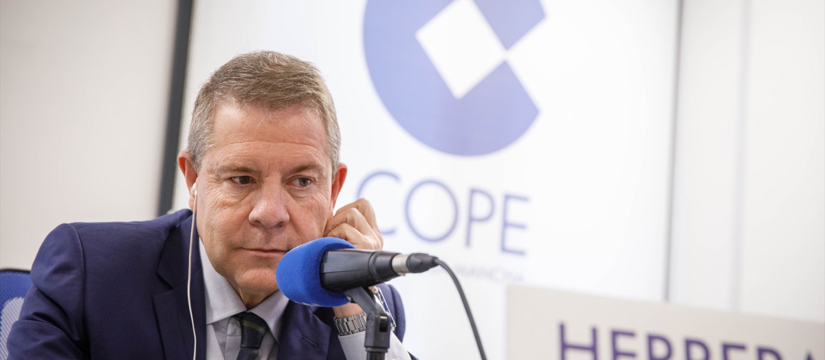 El presidente de Castilla-La Mancha, Emiliano García-Page, durante la entrevista que ha concedido hoy a la Cadena COPE, en Toledo.

REMITIDA / HANDOUT por DAVID ESTEBAN GONZALEZ
Fotografía remitida a medios de comunicación exclusivamente para ilustrar la noticia a la que hace referencia la imagen, y citando la procedencia de la imagen en la firma
27/10/2025