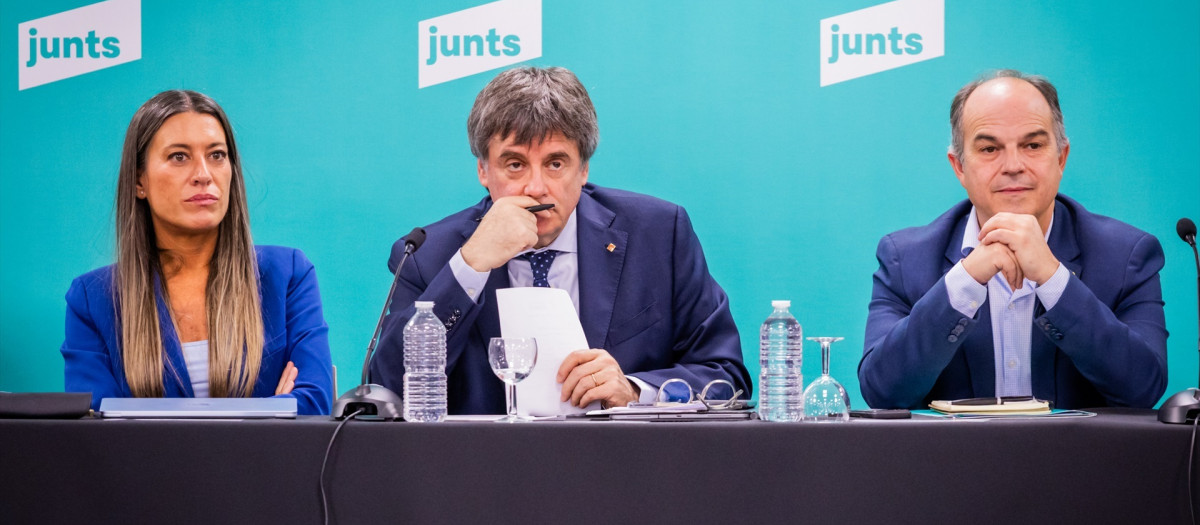 La portavoz de Junts en el Congreso, Miriam Nogueras; el líder de Junts, Carles Puigdemont, y el secretario general de Junts, Jordi Turull