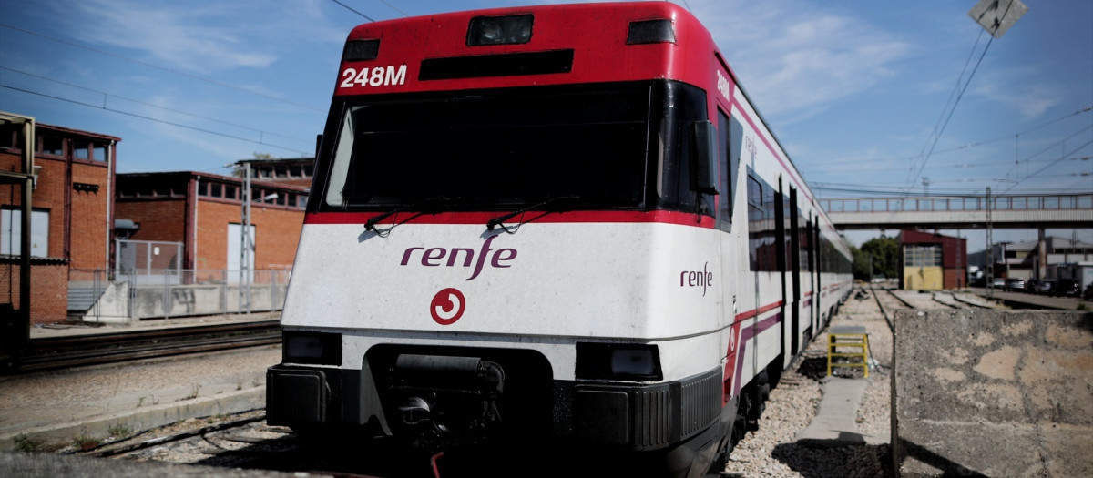 Un tren del servicio de Cercanías Renfe en una las vías de una estación