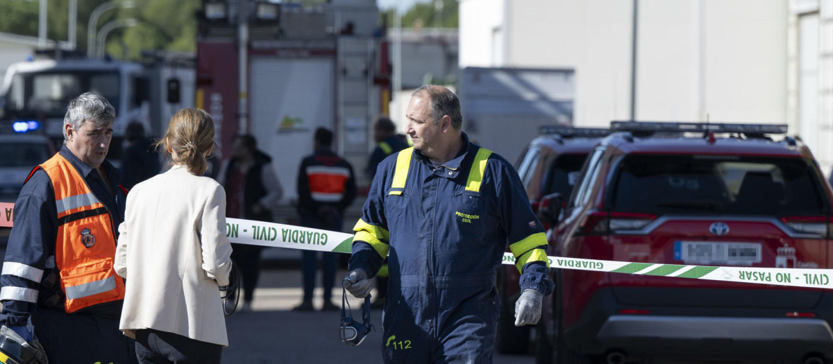 SOCUÉLLAMOS (CIUDAD REAL), 27/10/2025.- Tres personas han resultado heridas muy graves en una explosión registrada este lunes en una empresa de tratamiento de residuos sanitarios en Socuéllamos (Ciudad Real). EFE/ Jesús Monroy