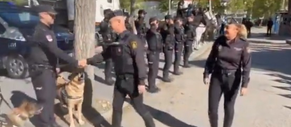 El sentido homenaje de la Policía Nacional a al padre de Carvajal tras 39 años de servicio