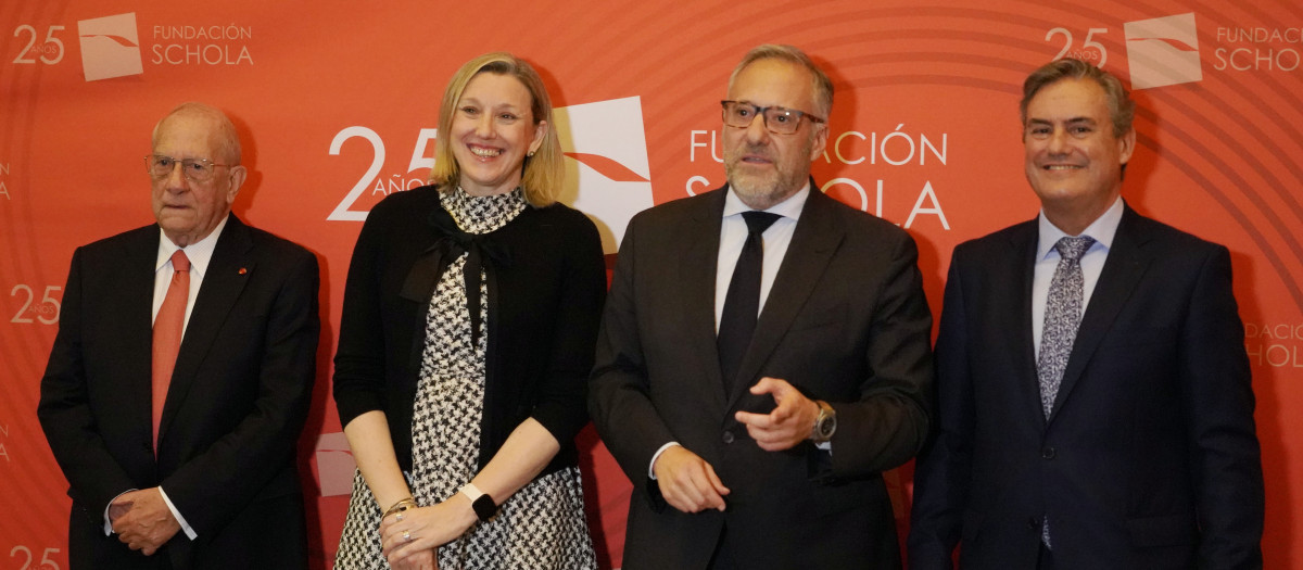 La vicepresidenta de la Junta de Castilla y León y consejera de Familia e Igualdad de Oportunidades, Isabel Blanco, y el presidente de las Cortes, Carlos Pollán, participan en la celebración del XXV aniversario de Fundación Schola.