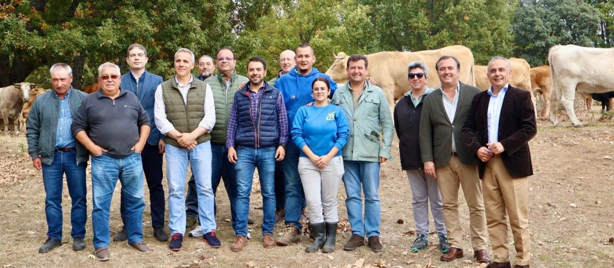 El presidente del Grupo Parlamentario VOX en las Cortes de Castilla-La Mancha, David Moreno, con ganaderos
