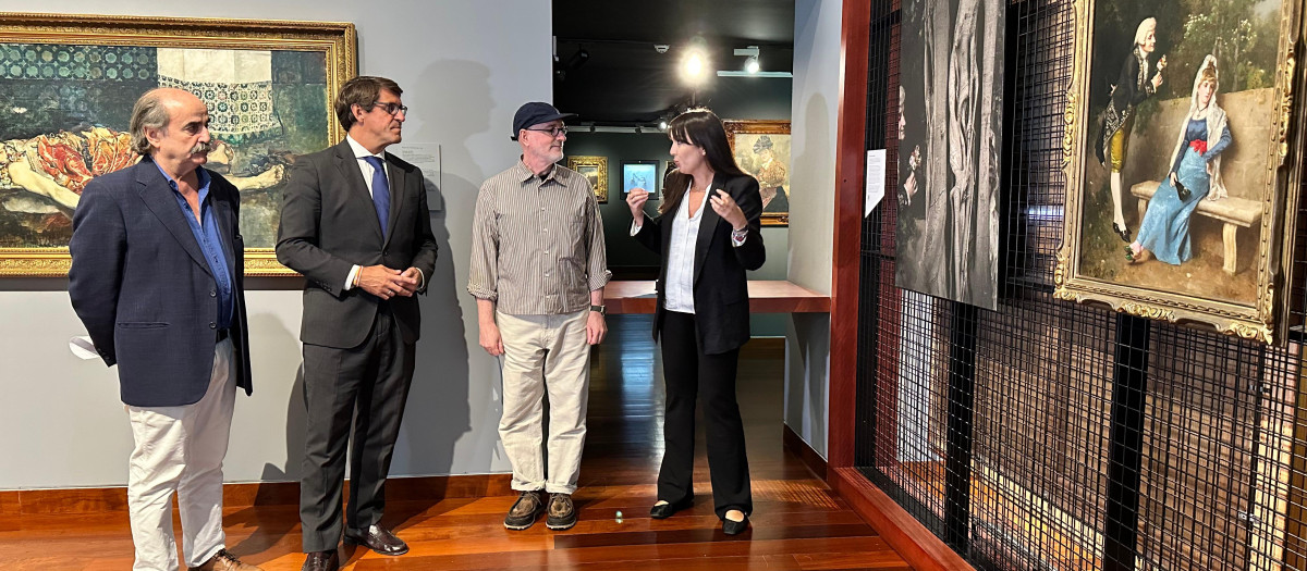 El diputado de Cultura inaugura esta nueva propuesta junto al director del Museo de Bellas Artes de Alicante, el artista y la comisaria