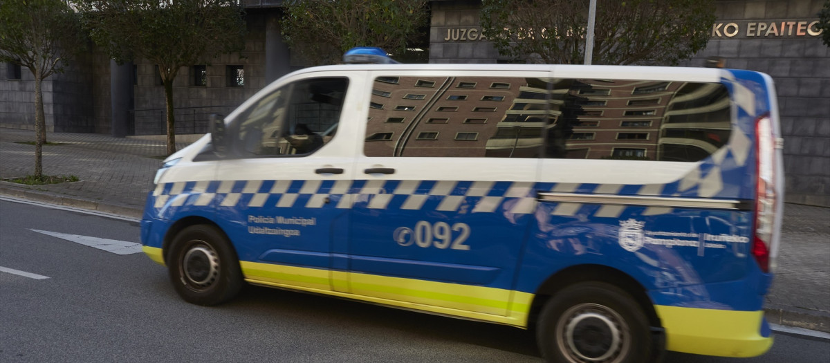 Un furgón de la Policía Municipal de Pamplona, en las inmediaciones del Palacio de Justicia