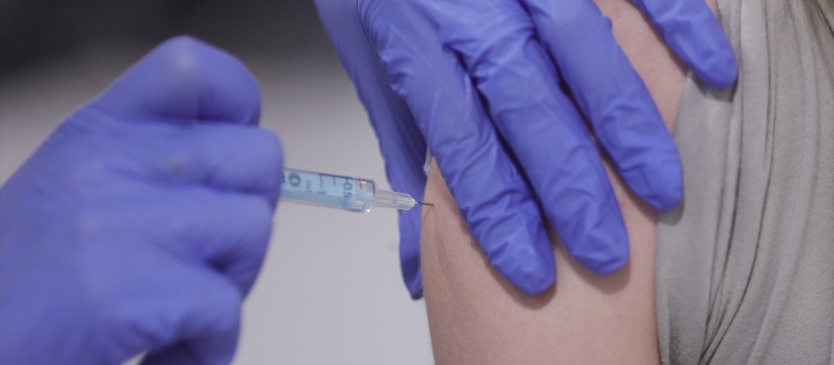 Aplicación de una dosis de vacunación