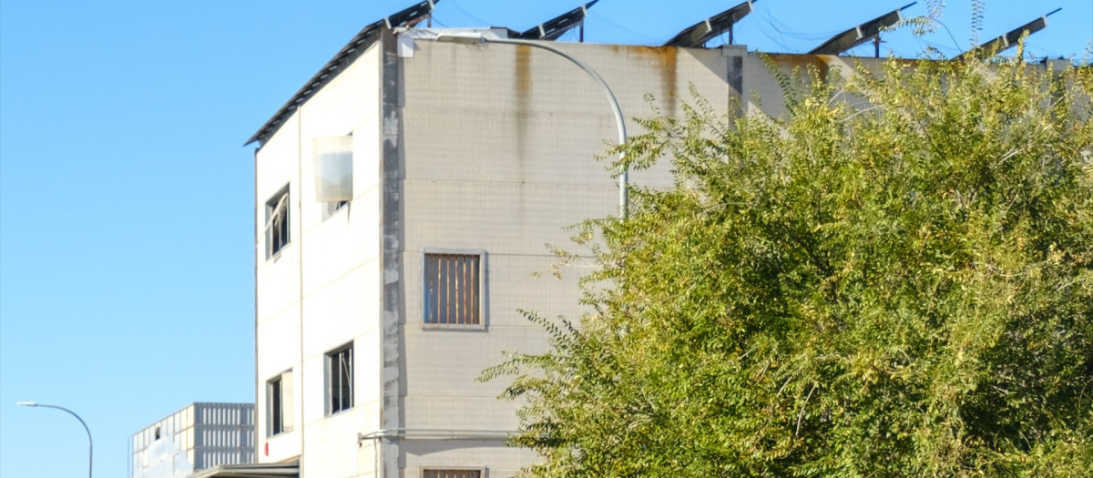 (Foto de ARCHIVO)
Fachada del lugar de los hechos, a 27 de octubre de 2025, en Socuéllamos, Ciudad Real, Castilla-La Mancha (España). Al menos tres personas han resultado heridas graves hoy tras la explosión que se ha producido en la nave de una empresa de tratamiento de residuos sanitarios, situada en la calle Dinamarca del polígono 'El LLano' de Socuéllamos (Ciudad Real). Al lugar se ha desplazado la Guardia Civil, la Policía Local, bomberos de Tomelloso, un médico de Urgencias, dos helicópteros sanitarios, una UVI y una ambulancia de Soporte Vital Básico.

Europa Press / Europa Press
27/10/2025