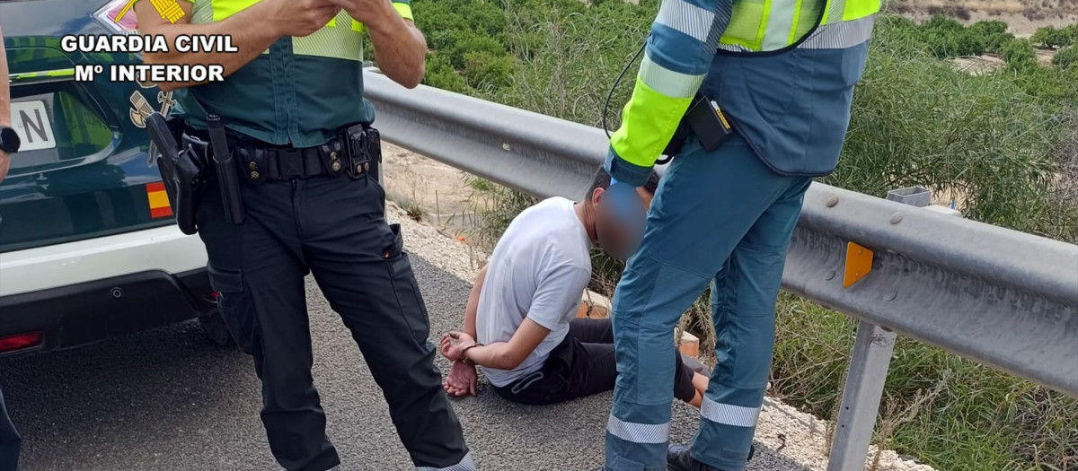 Guardia Civil detiene a un camionero que conducía por la A-30 bajo los efectos de alcohol y drogas

REMITIDA / HANDOUT por GUARDIA CIVIL
Fotografía remitida a medios de comunicación exclusivamente para ilustrar la noticia a la que hace referencia la imagen, y citando la procedencia de la imagen en la firma
30/10/2025