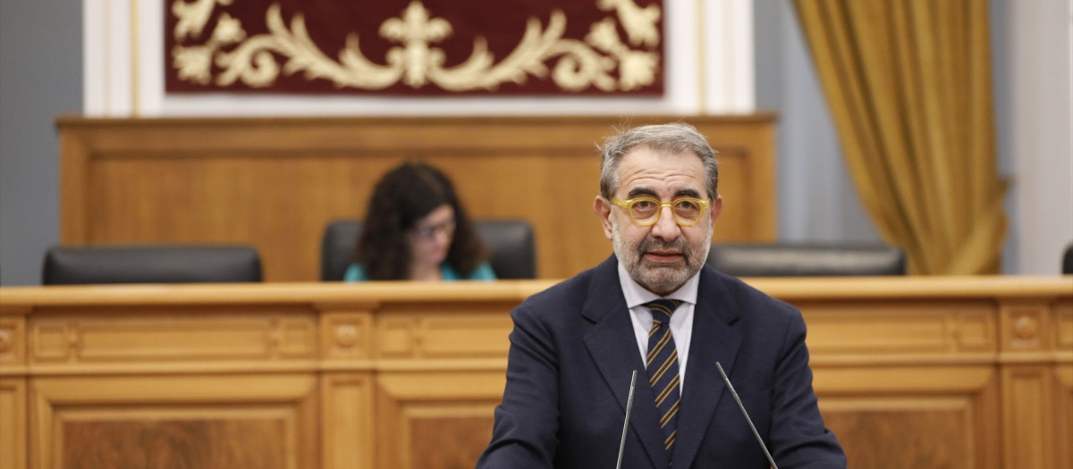 El consejero de Sanidad, Jesús Fernández Sanz, en el pleno.

REMITIDA / HANDOUT por CORTES
Fotografía remitida a medios de comunicación exclusivamente para ilustrar la noticia a la que hace referencia la imagen, y citando la procedencia de la imagen en la firma
30/10/2025