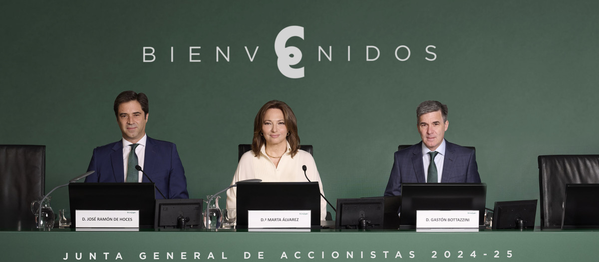 la presidenta Marta Álvarez, en la última junta de accionistas con el recién destituido Gastón Bottazzini y el consejero secretario, José Ramón de Hoces.