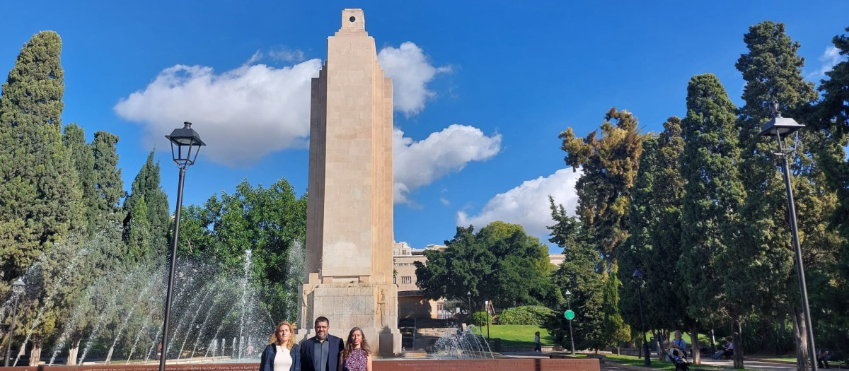 El diputado de MÉS per Mallorca en el Congreso, Vicenç Vidal, junto a las portavoces del partido en el Consell y en el Ayuntamiento de Palma, Catalina Inés Perelló y Neus Truyol, respectivamente, frente al monolito de Sa Feixina

EUROPA PRESS
31/10/2025