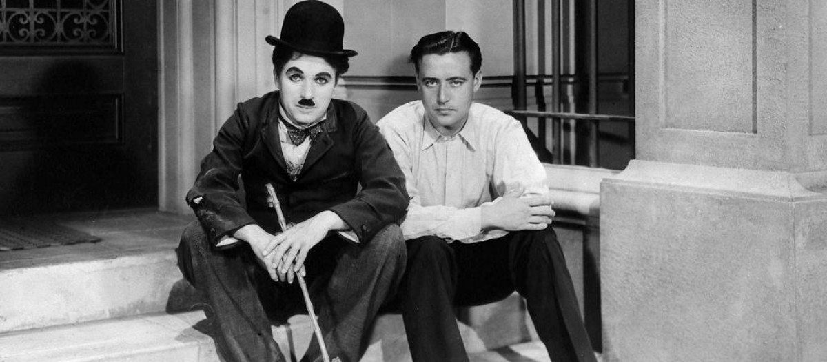 El actor y director Charles Chaplin, junto al cineasta Edgar Neville
