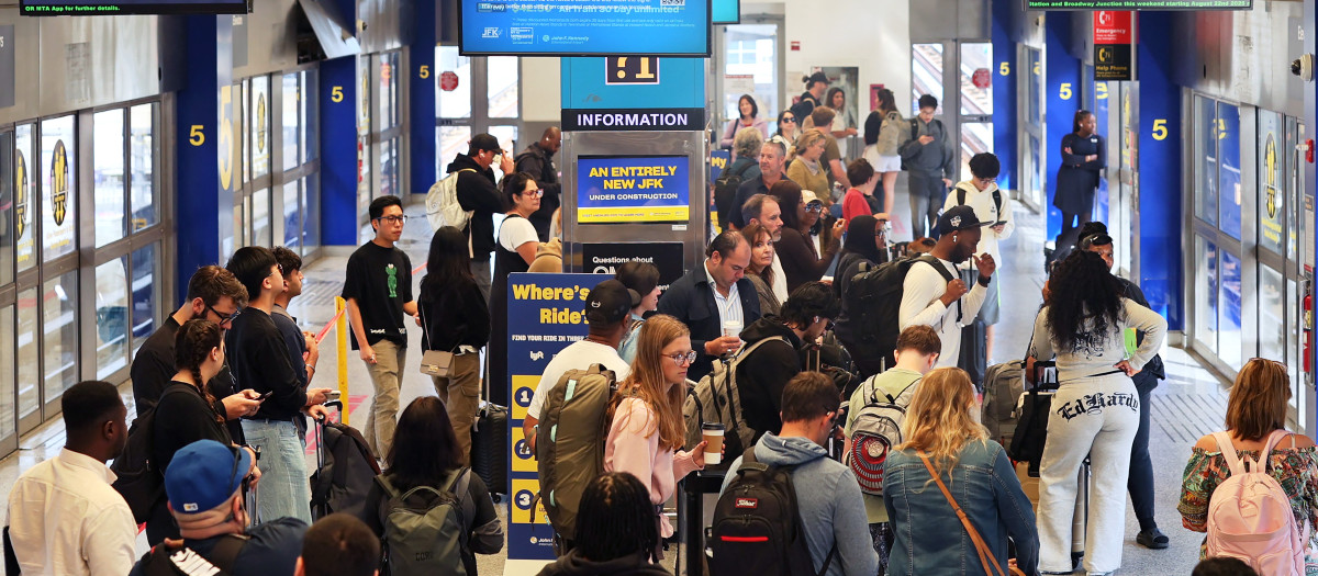 Pasajeros esperando a tomar el Airtrain en la Terminal 5 de aeropuerto JFK de Nueva York