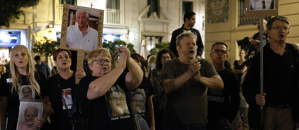 Varias personas piden este domingo la dimisión de Carlos Mazón ante el Palau de la Generalitat.
