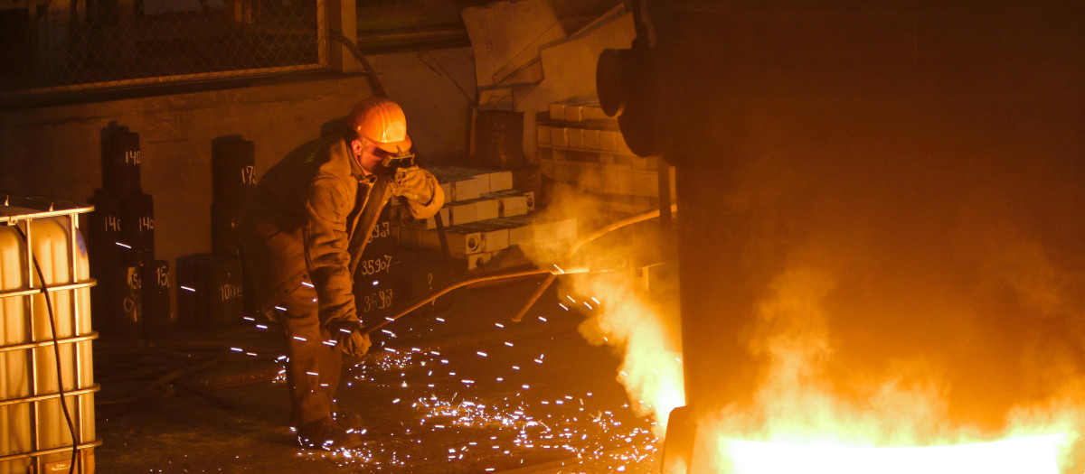 Un hombre trabajando