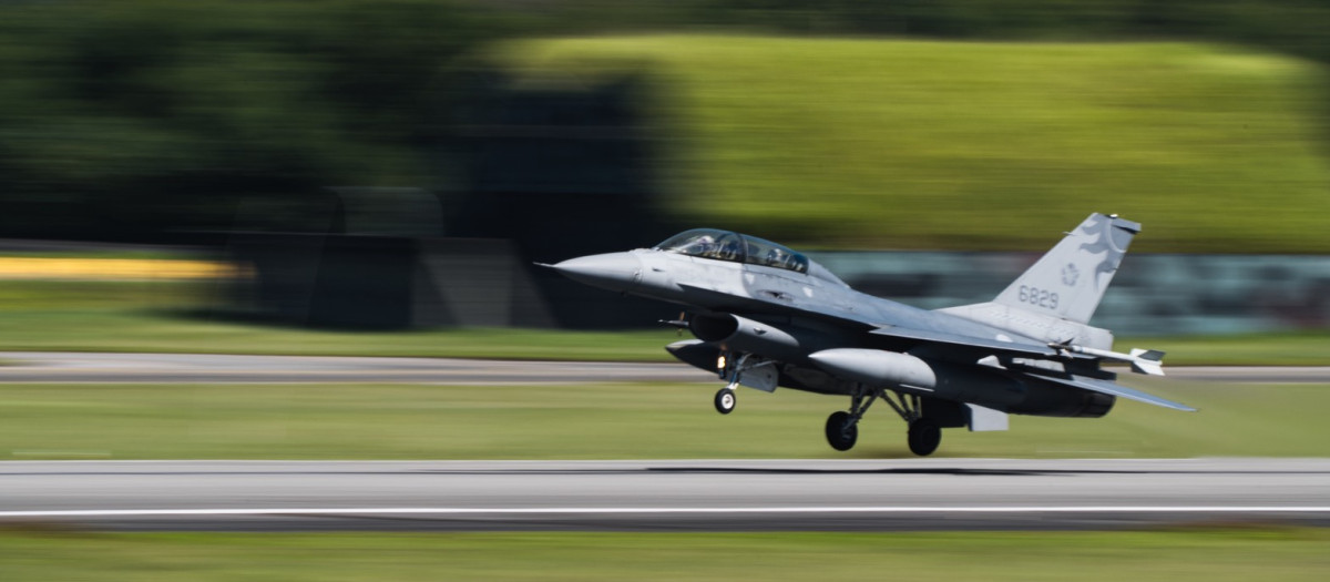 Un avión de combate F-16 de la Fuerza Aérea de Taiwán