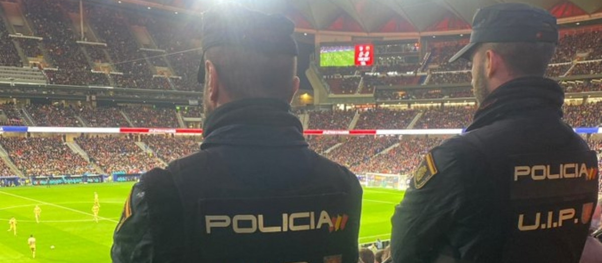 Dos agentes de la Policía en el estadio Metropolitano