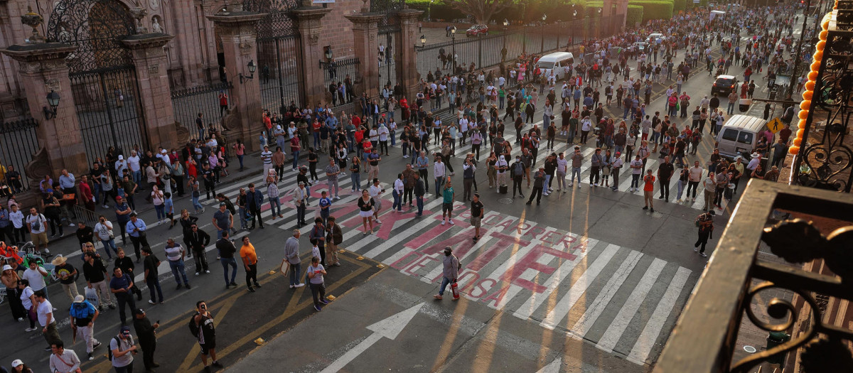 Decenas de personas participan en una manifestación frente al Palacio de Gobierno en Morelia (México)