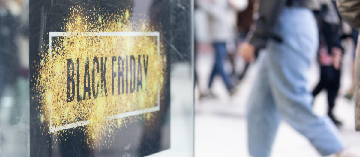Un escaparate avisa de los descuentos durante Black Friday
