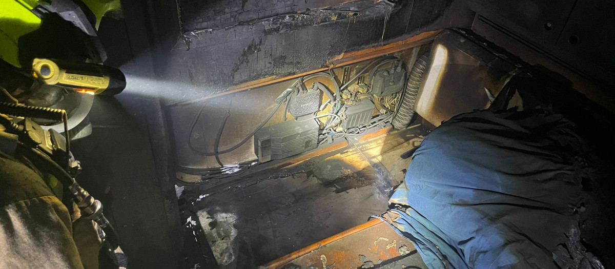 Daños producidos en el velero incendiado