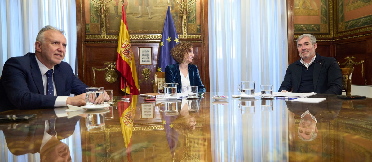 (Foto de ARCHIVO)
(I-D) El Ministro de Política Territorial y Memoria Democrática, Ángel Víctor Torres, la ministra de Hacienda, María Jesús Montero, y el presidente de Canarias, Fernando Clavijo, durante una reunión en la sede del Ministerio, a 10 de marzo de 2025, en Madrid (España). Durante el encuentro, han abordado el estado de las partidas económicas correspondientes a la agenda canaria y la ficha financiera que garantice la distribución extraordinaria de menores no acompañados entre el resto de Comunidades Autónomas.

Jesús Hellín / Europa Press
10 MARZO 2025;CLAVIJO;MONTERO;ABORDAR;ESTADO;PARTIDAS;ECONÓMICAS;AGENDA;CANARIA
10/3/2025
