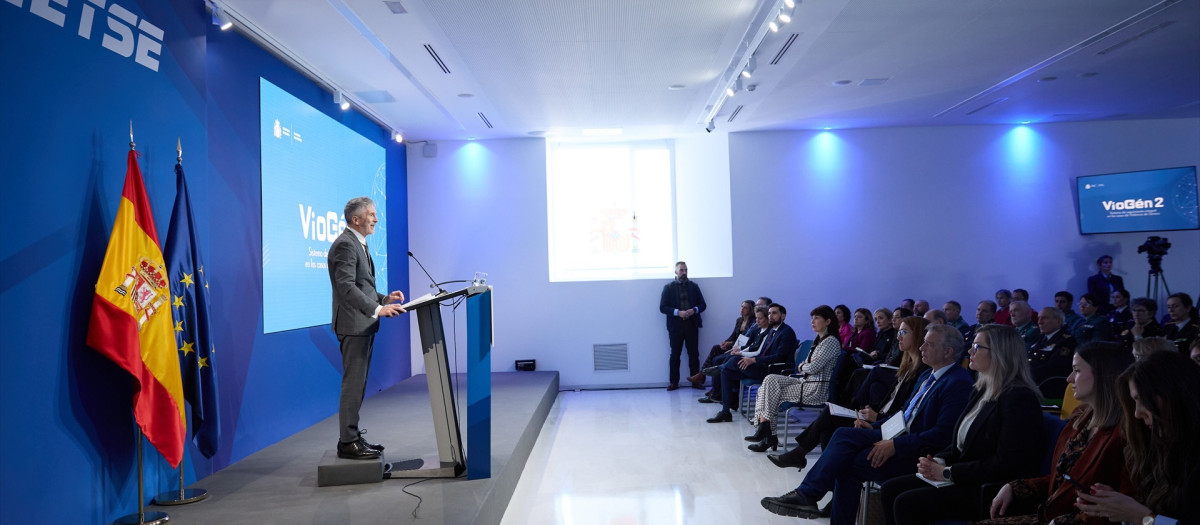 (Foto de ARCHIVO)
El ministro del Interior, Fernando Grande-Marlaska, presentan el nuevo modelo de respuesta policial a la violencia de género. LUGAR: Centro Tecnológico de Seguridad (CETSE), a 15 de enero de 2025, en Madrid (España). El nuevo modelo se apoya en la puesta en marcha del Sistema Viogén 2, plataforma informática que sustituye a la utilizada desde 2007, y la aplicación del Protocolo 2025, que aglutina y actualiza cinco anteriores instrucciones de la Secretaría de Estado de Seguridad sobre la gestión policial de los casos de violencia de género

Jesús Hellín / Europa Press
15/1/2025