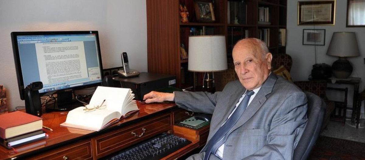 Francesc Badia, trabajando en su despacho, en una imagen de archivo