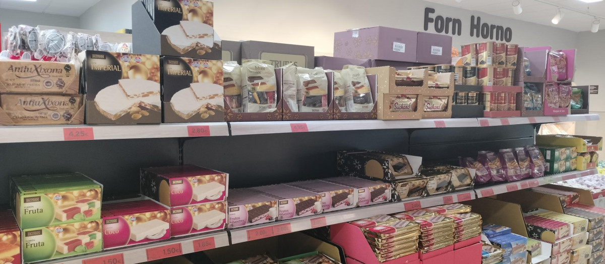 Imagen del surtido de turrones en un supermercado de Mercadona