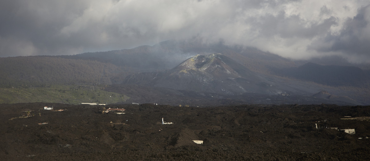 (Foto de ARCHIVO)
Vista del Cumbre Vieja desde la vía LP-213, de la carretera de Puerto Naos, a 24 de febrero de 2022, en Puerto Naos, La Palma, Canarias (España). La LP-213 une el núcleo urbano de Los Llanos de Aridane con Tajuya, Todoque y Puerto Naos, zonas visiblemente afectadas y donde continúan los trabajos de reconstrucción tras la erupción del Cumbre Vieja. La erupción volcánica de La Palma se inició el 19 de septiembre de 2021 y cesó el pasado 25 de diciembre. Según el último cálculo de Copernicus, han sido 1.241,1 las hectáreas arrasadas por la lava y 2.988 edificaciones de todo tipo, de las cuales 1.345 eran viviendas.

Jesús Hellín / Europa Press
25 FEBRERO 2022;LA PALMA;COLADA
24/2/2022