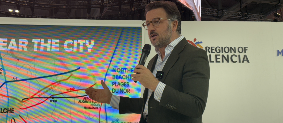 Imagen de , alcalde de Elche, durante la presentación de la región como destino turístico