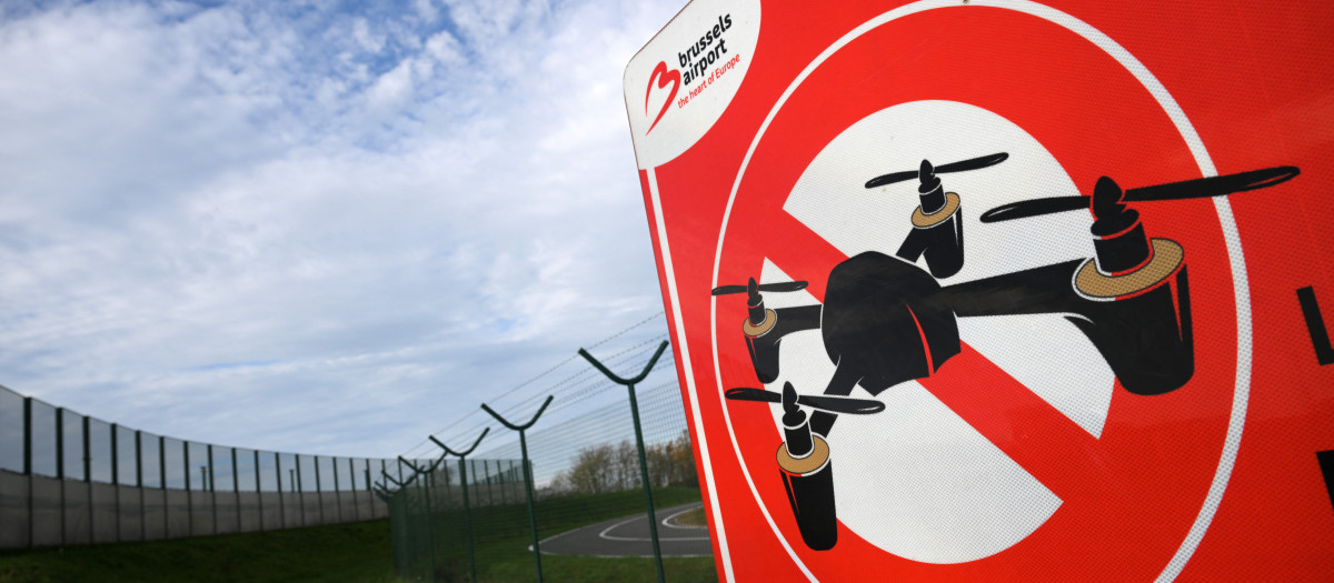 Un cartel que indica "Zona libre de drones" en el aeropuerto de Bruselas, en Zaventem