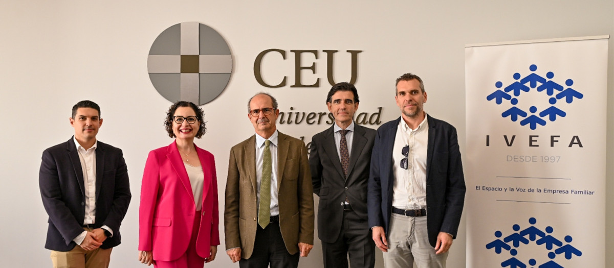 Imagen de grupo en la firma del convenio entre el CEU y la IVEFA