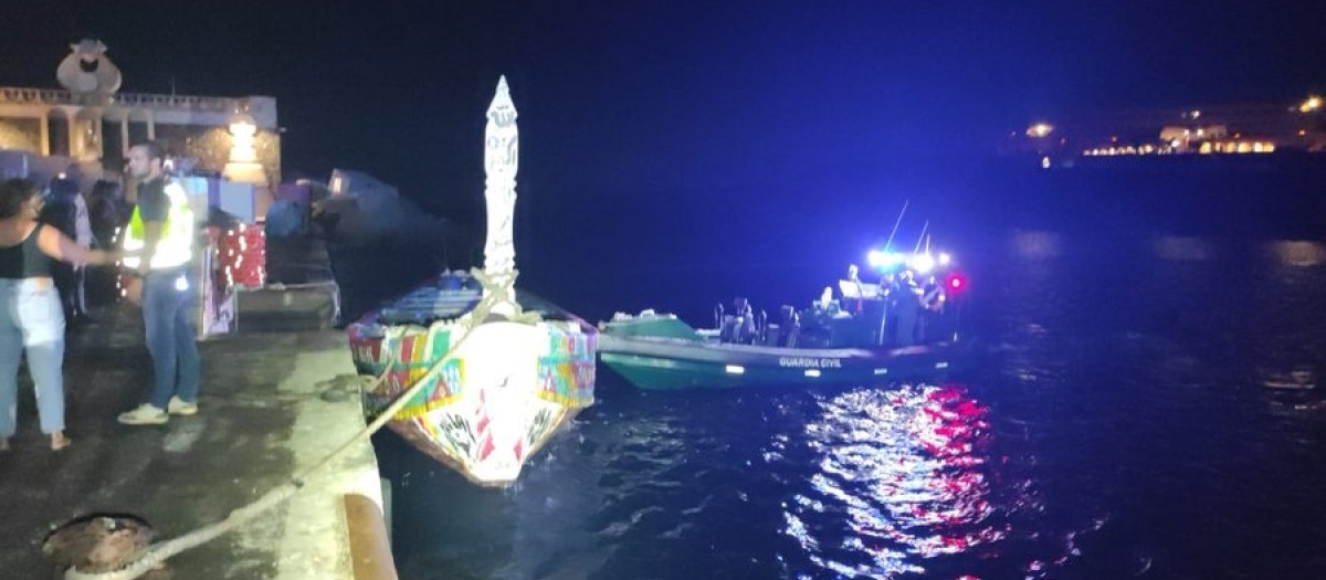 Llegada a El Hierro del cayuco

REMITIDA / HANDOUT por SALVAMENTO MARÍTIMO
Fotografía remitida a medios de comunicación exclusivamente para ilustrar la noticia a la que hace referencia la imagen, y citando la procedencia de la imagen en la firma
06/11/2025