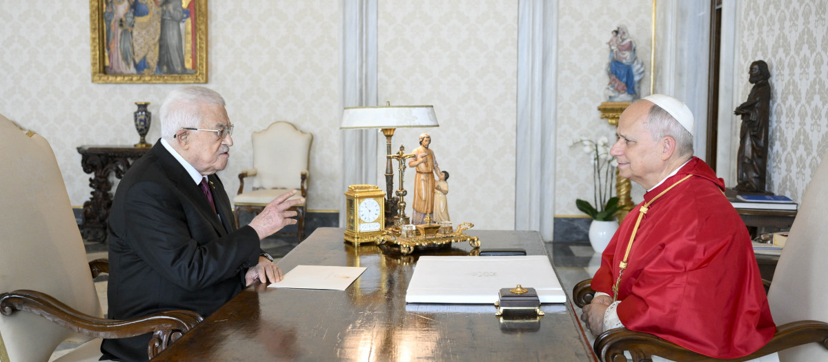 León XIV durante la reunión con el presidente palestino Mahmud Abbas en el Vaticano