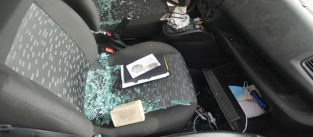 Uno de los vehículos donde se robó, con la ventanilla rota